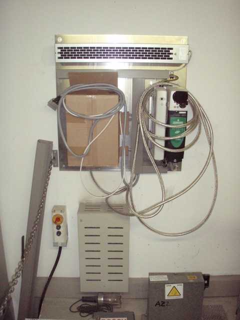 Befestigung Modul - <div>Modul an der Wand befestigen. Deutlich erkennbar das Motorkabel als Endlosring - Kabel werden auf Länge geschnitten und am Motor bzw. Steuerung angeklemmt. </div> Befestigung Modul -
<div>Modul an der Wand befestigen. Deutlich erkennbar das Motorkabel als Endlosring - Kabel werden auf Länge geschnitten und am Motor bzw. Steuerung angeklemmt. </div>